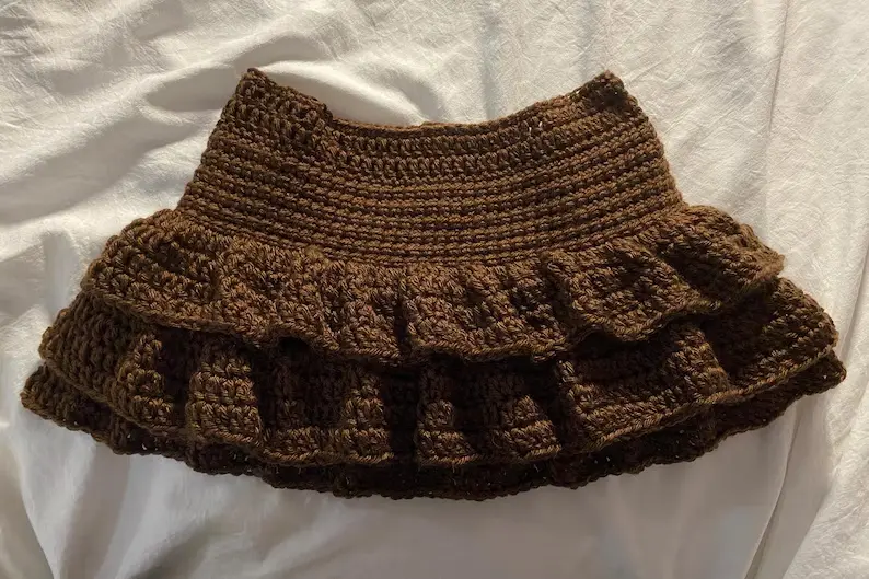Neutral color of ruffle mini skirt crochet pattern