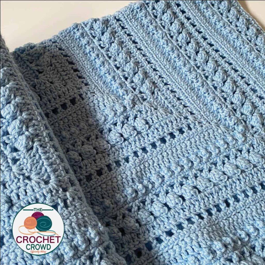 Baby shower light crochet blanket in pastel cotton yarn, soft and breathable for babies