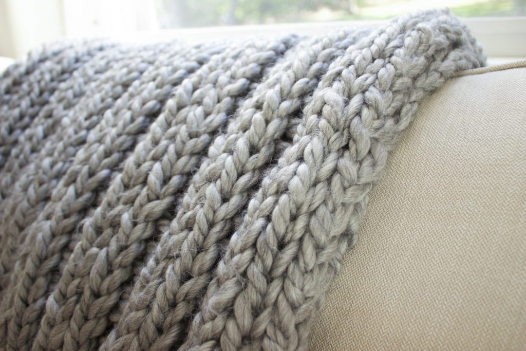 Cozy chunky ribbed throw – quick weekend crochet a blanket project