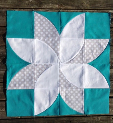 Poinsettia Quilt Pattern – Christmas quilt idea with free pattern