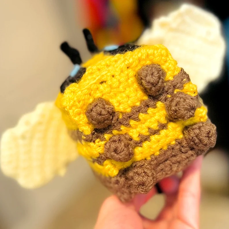 Minecraft crochet bee plush amigurumi yellow block design