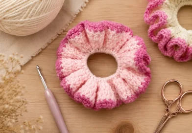 Crochet scrunchie — finished ruffled scrunchie in two-tone yarn with hair tie base
